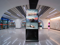 फर्श खड़े डिजिटल सिग्नलिंग सफेद 4K इनडोर वर्टिकल टोटेम एलसीडी विज्ञापन प्लेयर